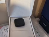 une boîte contenant une télécommande, posée sur une table