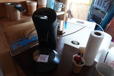 une cafetière posée sur une table dans une cuisine