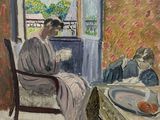 un tableau représentant une femme assise à une table en train de lire un livre