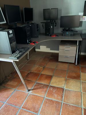 une photo d'un bureau d'informatique sur lequel sont posés de nombreux ordinateurs