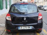 une voiture noire garée au bord de la rue