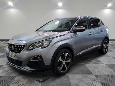 la voiture argentée est garée sur le sol en damier d'un garage