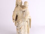 l'image d'une statue représentant une femme tenant un enfant dans ses bras