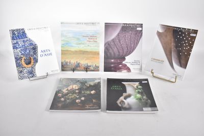 de nombreux livres posés sur une table blanche