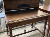 un bureau avec un plateau en bois dans une pièce