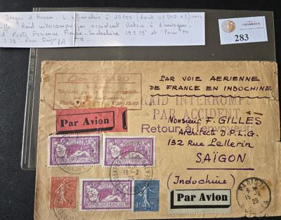 une vieille enveloppe avec des timbres et un bout de papier posés sur une table
