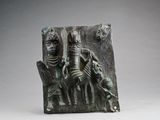 statue représentant un homme à cheval et une femme à cheval