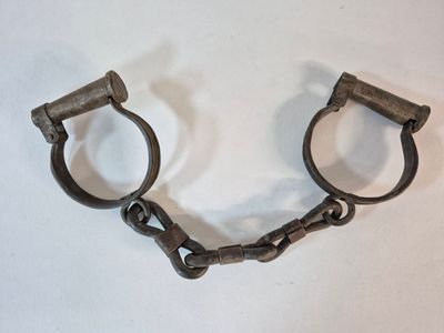 Paire de menottes ou entraves en fer forgé. Longueur: 42 cm.