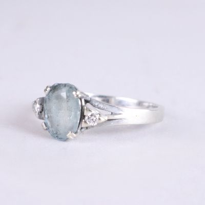 un gros plan d'une bague sertie d'une topaze bleue