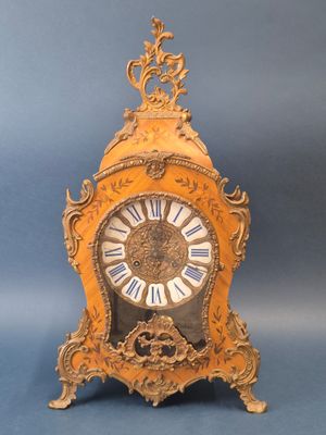 une horloge posée sur une surface bleue