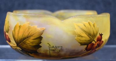 un saladier en verre orné d'un motif jaune et rouge