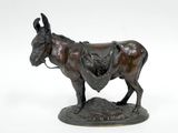 statue en bronze représentant un âne avec une selle sur le dos