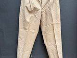 un vieux pantalon suspendu à un cintre