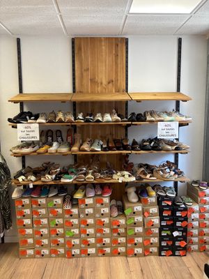 de nombreuses boîtes de chaussures sur les étagères de la pièce