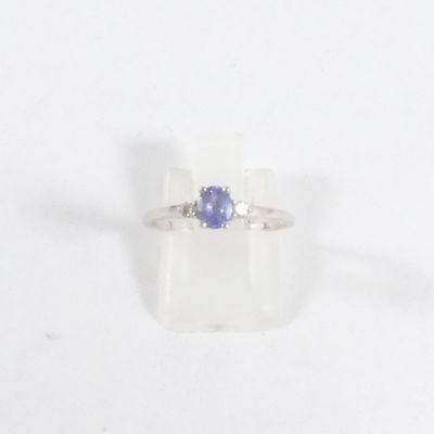 une photo d'une bague sertie d'une tanzanite et d'un diamant