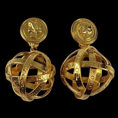 paire de boucles d'oreilles en or ornées d'un globe terrestre et d'une pièce de monnaie sur le dessus