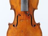 gros plan d'un violon avec un archet sur fond blanc