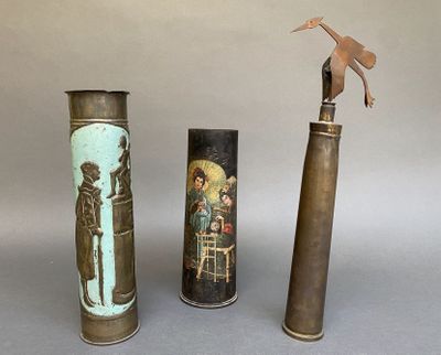 trois vases posés l'un à côté de l'autre sur une table