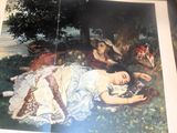 une photo d'une femme allongée par terre dans l'herbe