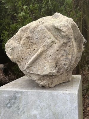 Clé de voute. Pierre sculptée du XIVe,