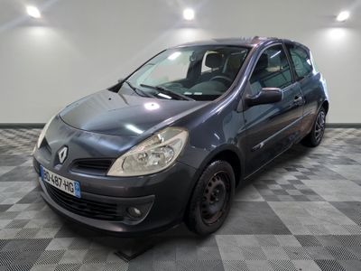 la photo d'une voiture garée dans un garage