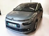 La nouvelle Citroën est garée dans le showroom du showroom
