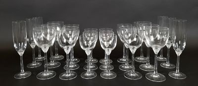 plusieurs verres à vin vides alignés sur une table