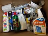 une boîte remplie de produits d'entretien et d'autres articles ménagers