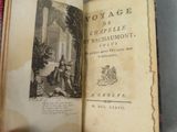 un vieux livre avec la photo d'un homme et d'une femme assis sur un banc