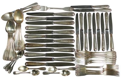 beaucoup de cuillères et de fourchettes en argent sur la table