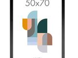 une affiche encadrée de noir portant l'inscription « 50x70 » et ornée d'un motif géométrique abstrait