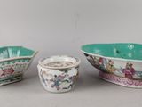 deux bols et une tasse sont posés les uns à côté des autres sur une table