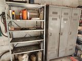 un garage avec tout un tas d'objets sur les étagères
