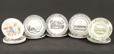 six assiettes ornées de motifs différents, posées sur un fond noir