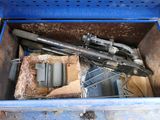 une boîte bleue contenant un pistolet