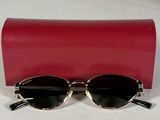 une paire de lunettes de soleil posée sur un étui rouge