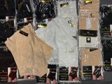 de nombreuses paires de sous-vêtements pour hommes exposées dans un magasin
