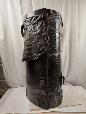 une image représentant un morceau de plastique noir emballé dans du plastique