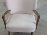 une chaise blanche qui se trouve dans une pièce