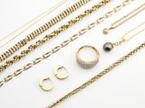 un gros plan sur un assortiment de colliers de différents styles