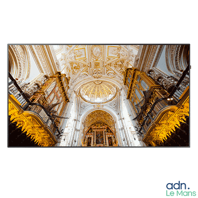 une photo d'un bâtiment très richement décoré