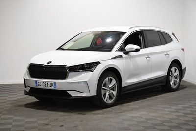 une voiture blanche garée dans une pièce au sol en damier