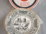 deux assiettes posées sur une table