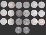 une image représentant une collection de pièces d'argent sur fond noir