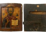 une vieille boîte en bois sur laquelle est peint un homme tenant un livre