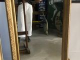 une personne en train de prendre une photo d'un miroir dans une pièce