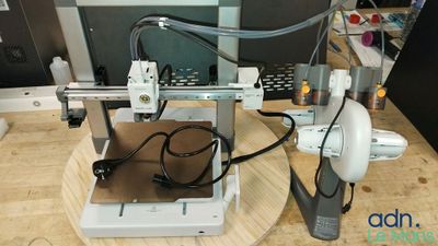 une machine posée sur une table en bois