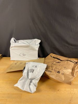 trois sacs de nourriture posés sur une table en bois