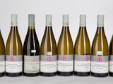 six bouteilles de vin alignées sur une table