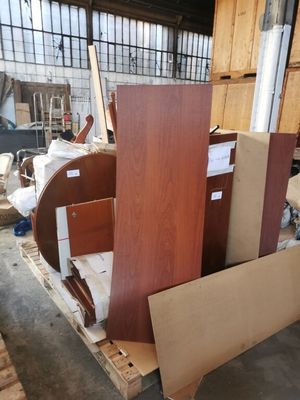 1 ensemble de mobilier en bois teinté, 1 table circulaire ma…